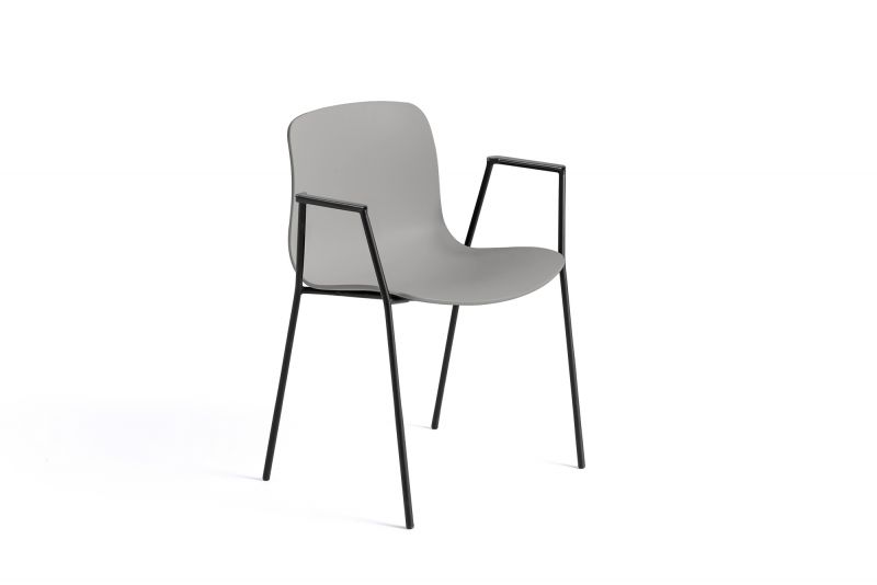 Grauer About a Chair AAC18 Stuhl von Hay mit schwarzen Armlehnen und Beinen.